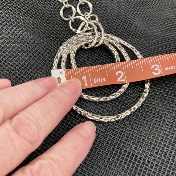 🆕HUGE HAMMERED LOOK SILVER TONE PENDANT WITH THREE CIRCLES. NECK CHAIN IS 20” - Picture 7 of 8